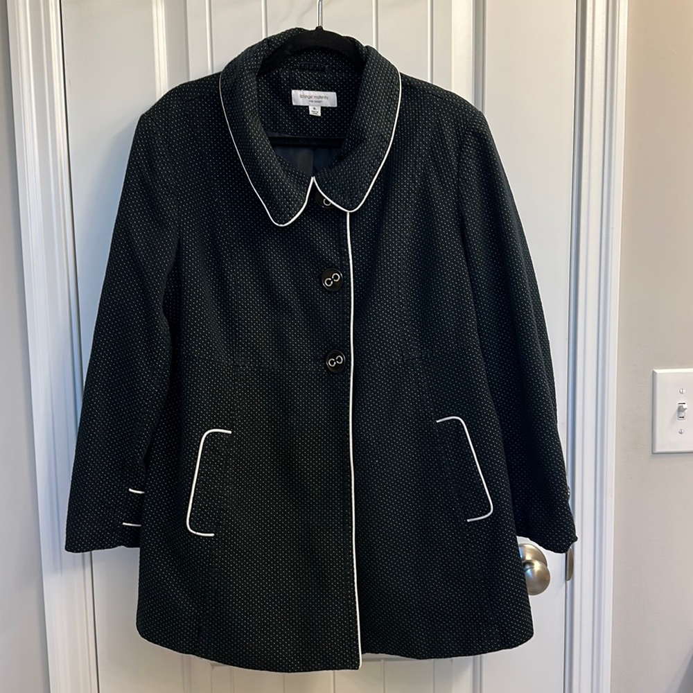 MAKE AN OFFER on this Liz Lange Maternity lightweight, lined coat.